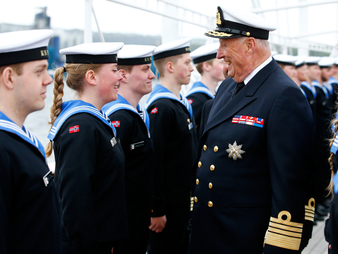 Kong Harald hilser på mannskapet i 2016. Foto: Vidar Ruud / NTB scanpix